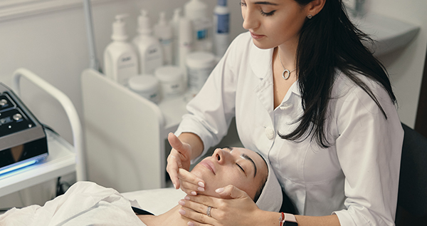 FETHESP conquista reajuste salarial, assistência telemedicina e plano odontológico para empregados em estética e cosmetologia